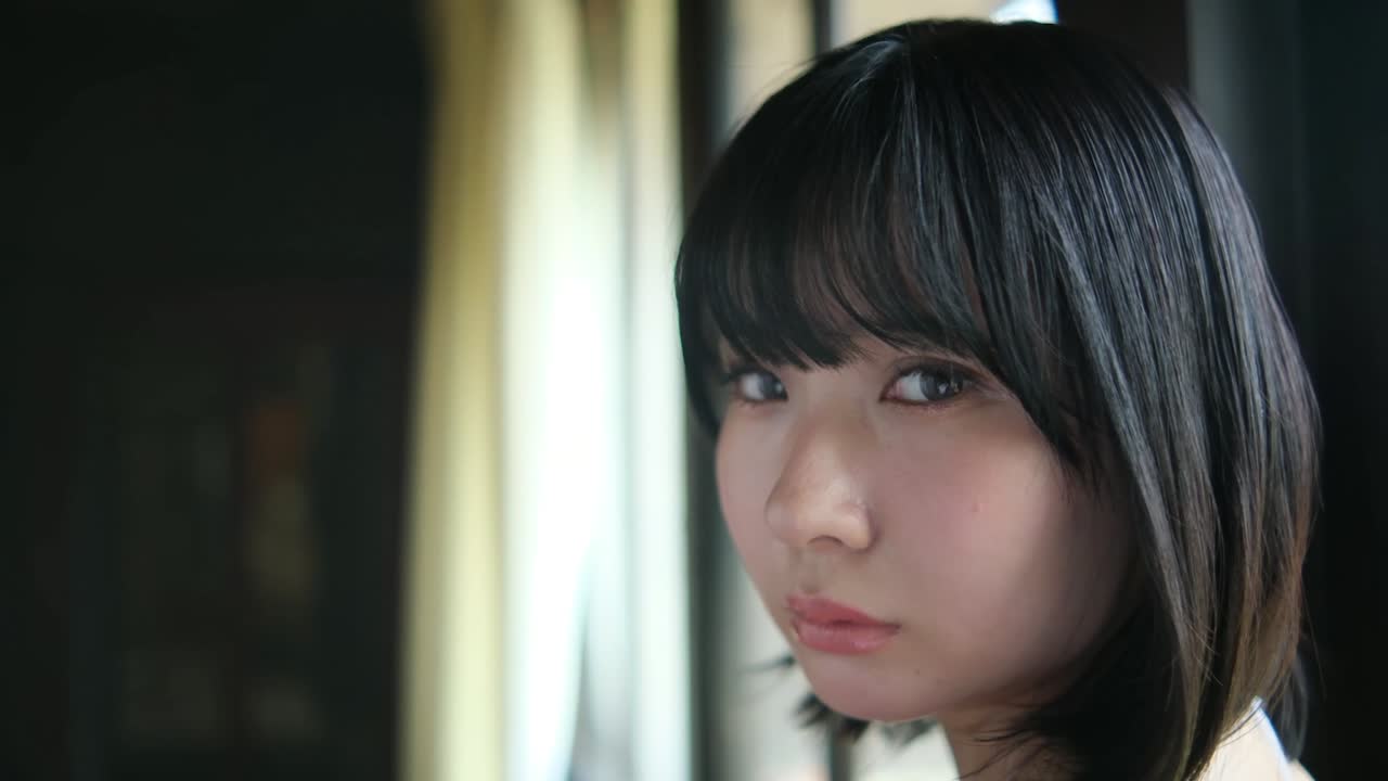 クールな表情の鳴上なごね