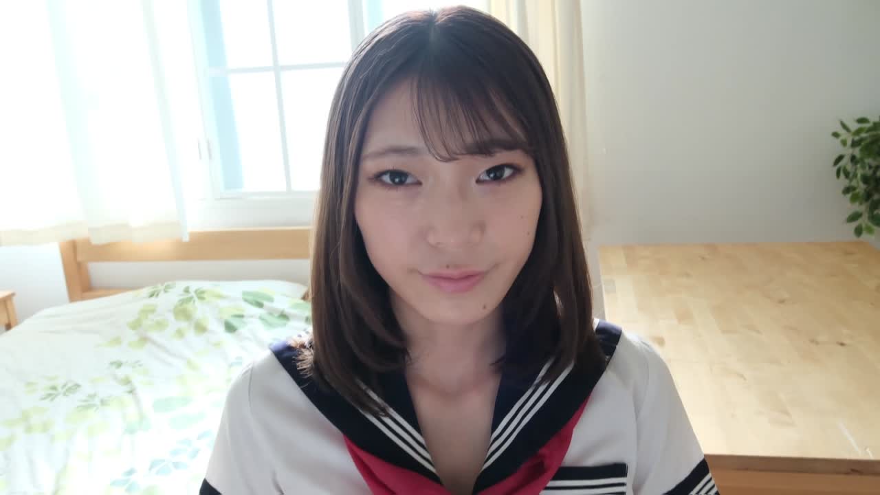 セーラー服姿の鈴原かれん
